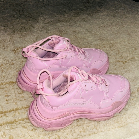 Chic light pink athletic shoes by Balenciaga. Ideal for everyday style - Picture 3 of 4